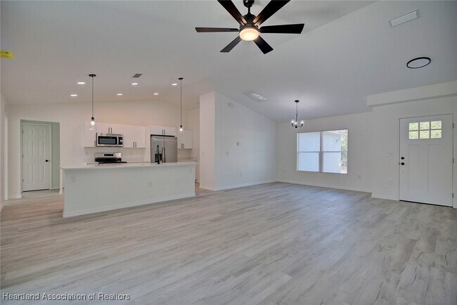 Foto del edificio - 248 Tangerine Rd