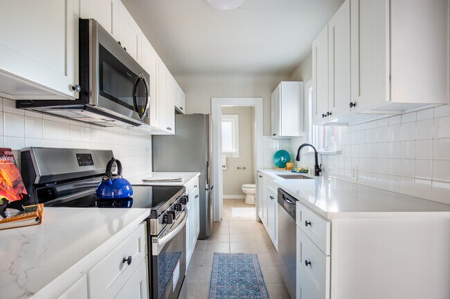 Cocina - 5246 21st Ave SW