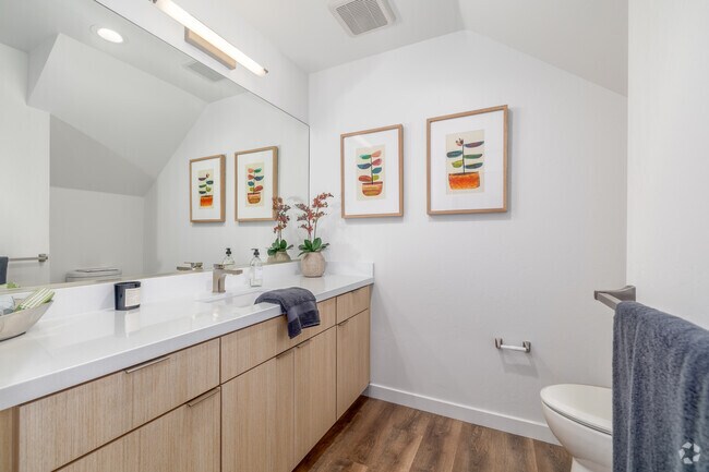 3 habitaciones, 3 baños - 1356 pies cuadrados - Baño - Desert Meadows Townhomes