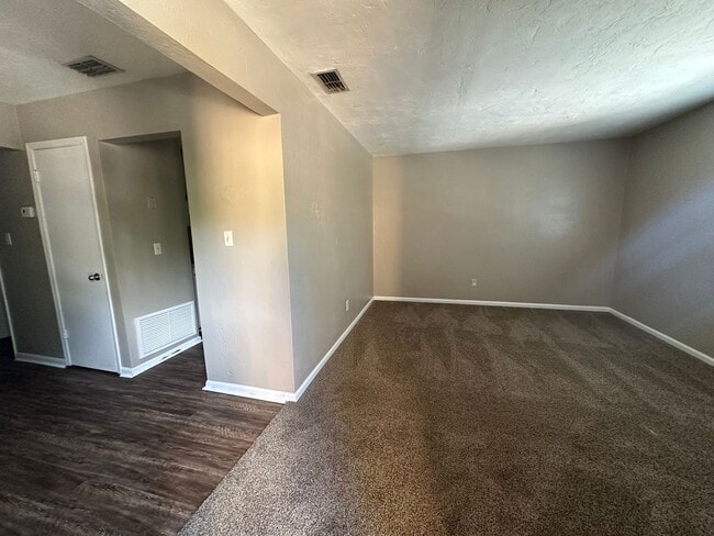 Foto del edificio - Upstairs unit on the golf course available NOW!!!