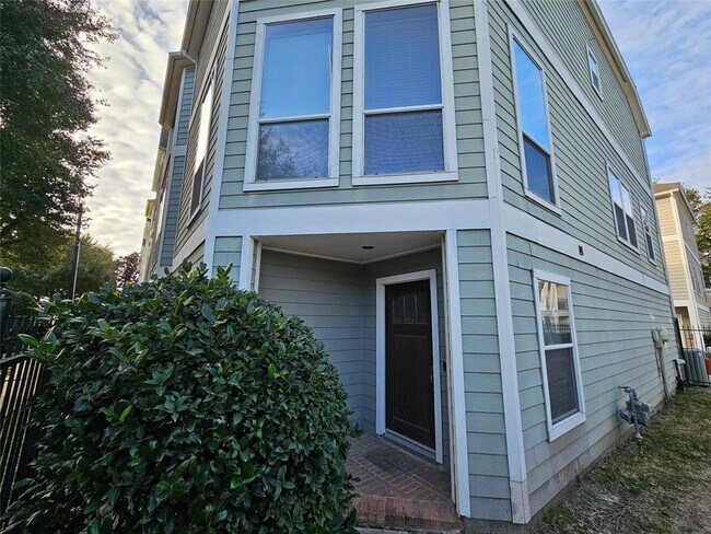 Building Photo - 1271 W 17th St