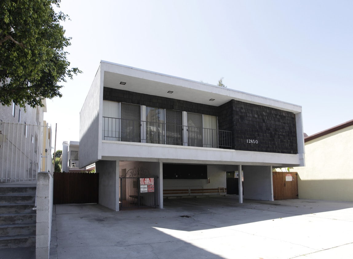 Primary Photo - 12850 Moorpark St