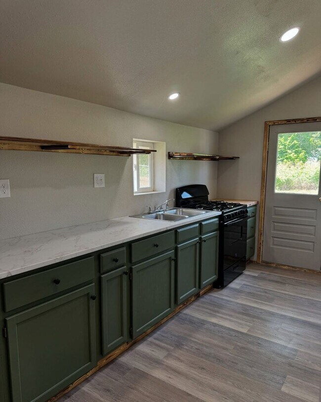Building Photo - Adorable Home - Cassville