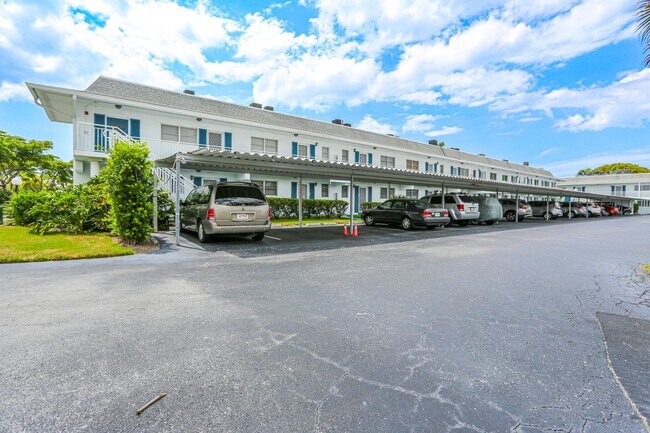 Building Photo - ** 2/2 CHARMING CONDO AVAILABLE JANUARY 2,...