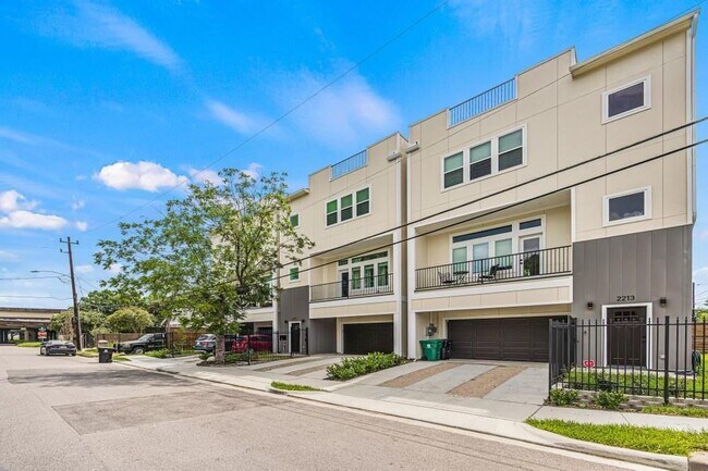 Foto del edificio - 2211 Roberts St