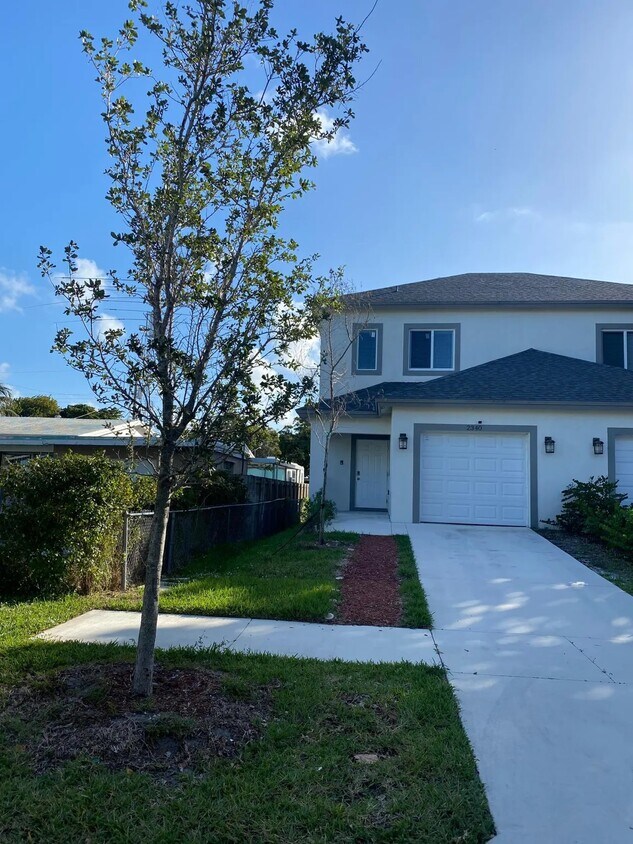 Foto principal - 5858 Lincoln St