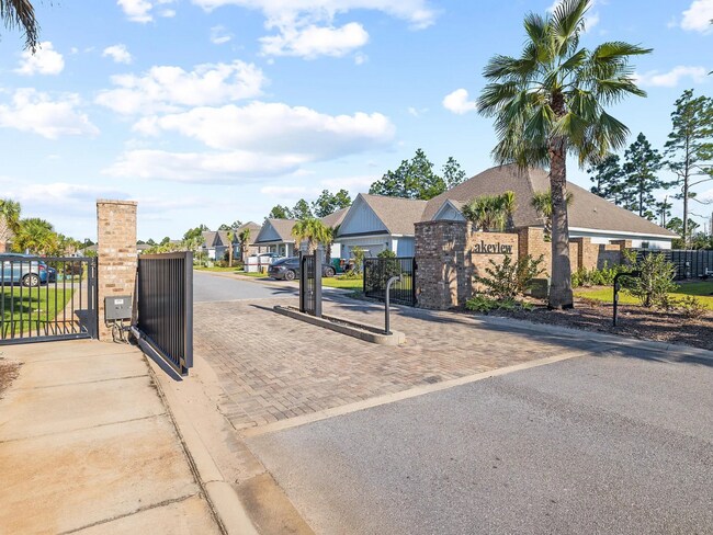 Foto del edificio - 100 Pine Lake Dr