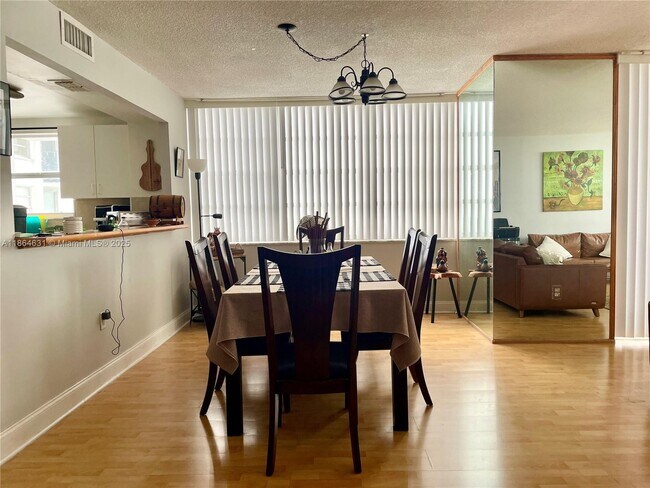 Foto del edificio - 2750 NE 183rd St