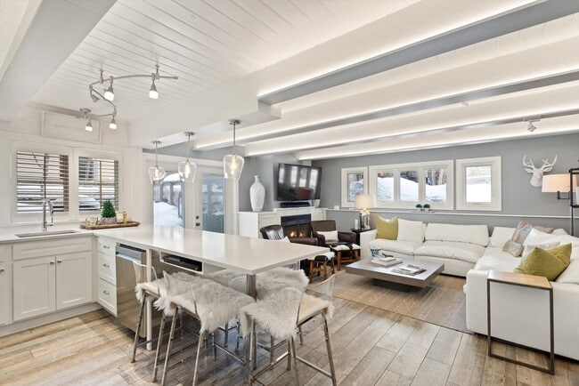 Building Photo - 825 E Hopkins Ave