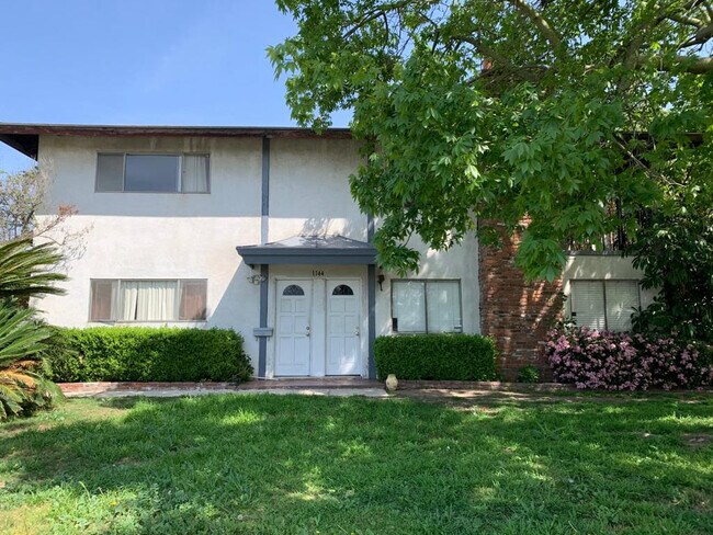 Main Entry - 1144 S Pine St