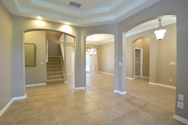 Building Photo - Beautiful 5 Bed 3.5 Bath Guard Gated Pool ...