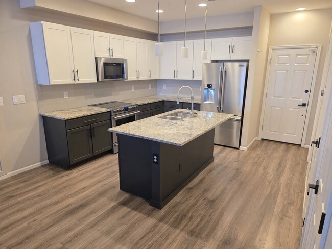 Kitchen with upgraded applicances - 16078 E Elk Dr