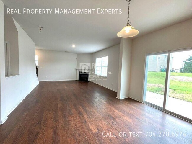 Building Photo - Gorgeous 3 BR/2.5 BA Home in Charlotte!