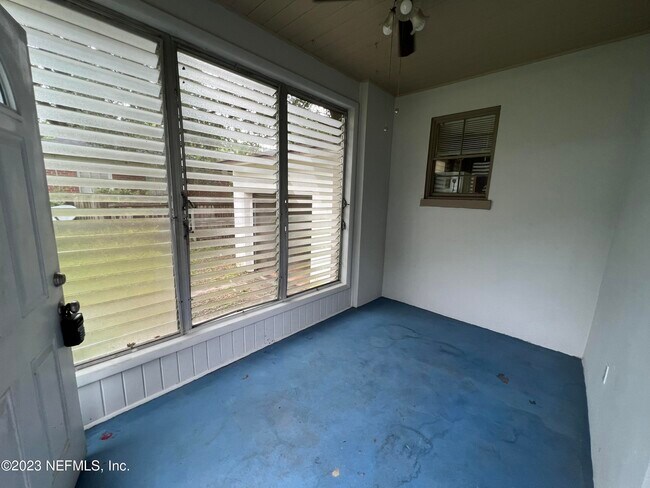 Foto del edificio - 5543 Lakewood Cir E