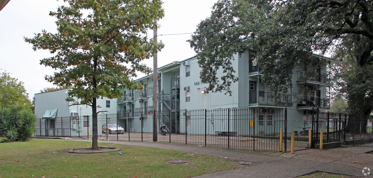 Foto del edificio - Oak Tree Apartments