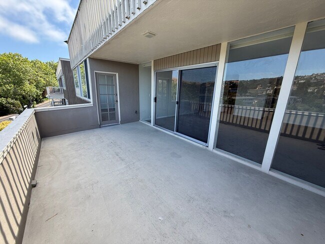 Building Photo - STUNNINGLY UPDATED 2 BED / 1 BATH TIBURON ...