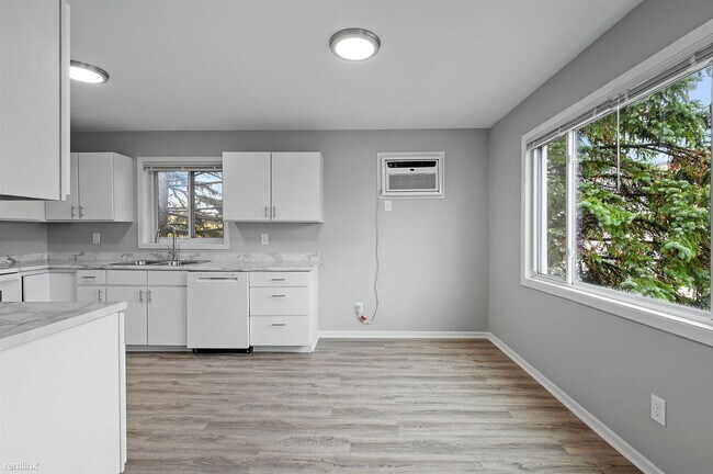 Building Photo - 3 br, 1 bath Condo - 924 Southeast 9th Ave...