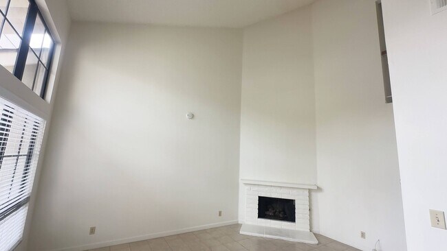 Foto del edificio - 2 Bdrm Condo in the Gated Saratoga Community