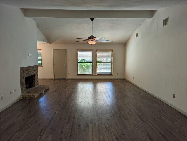 Foto del edificio - 13039 Silver Creek Dr