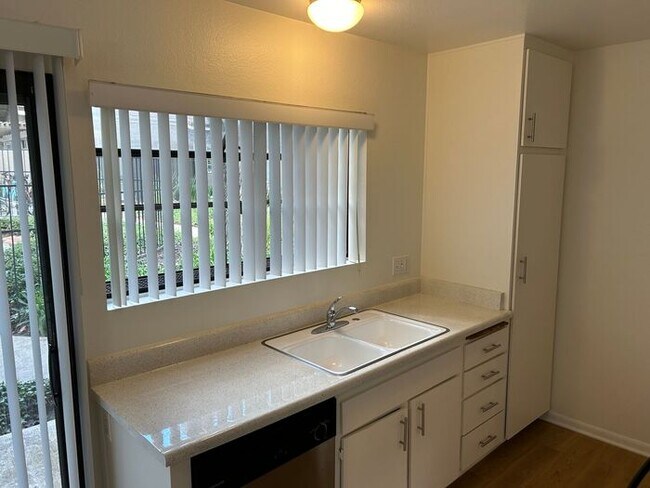 Foto del edificio - GREAT 1BD 1BA CONDO FOR LEASE!