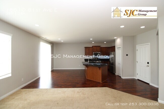 Foto del edificio - Beautiful home with an open concept living...