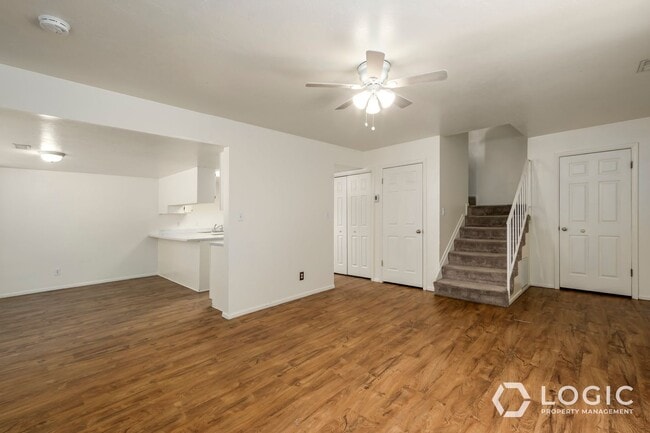 Foto del edificio - End Unit Townhome!