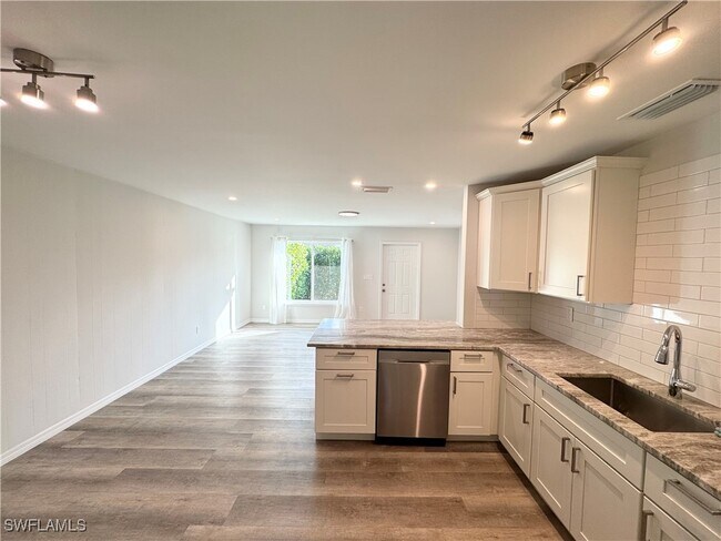 Foto del edificio - 3181 Poinciana Dr