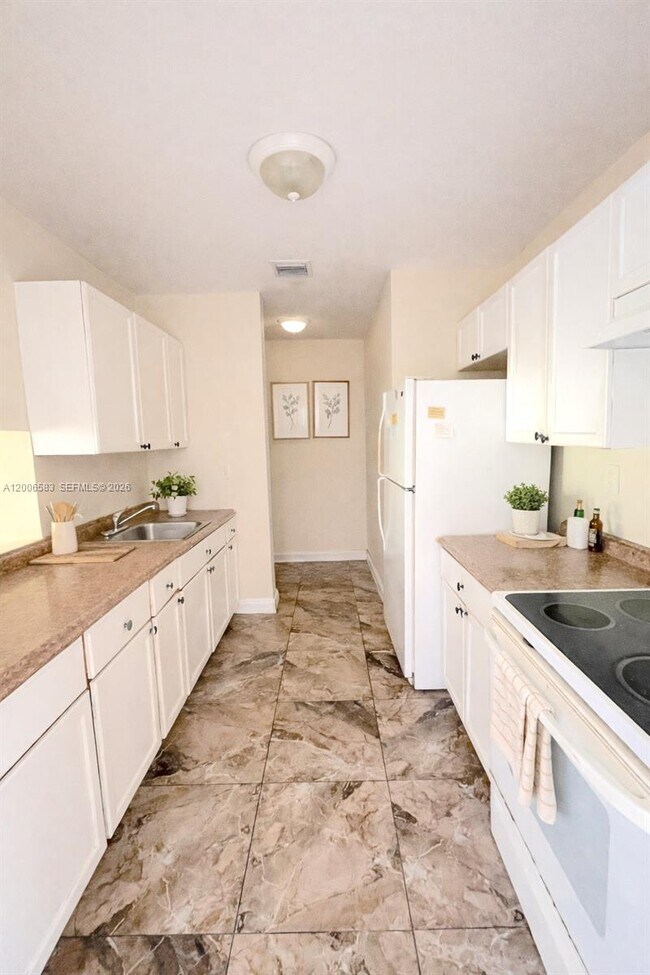 Foto del edificio - 3896 NW 207th St