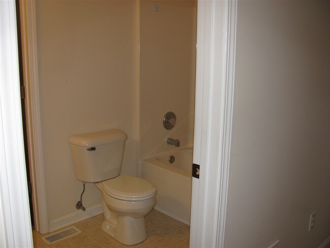 Building Photo - 122 Twin Lakes Dr