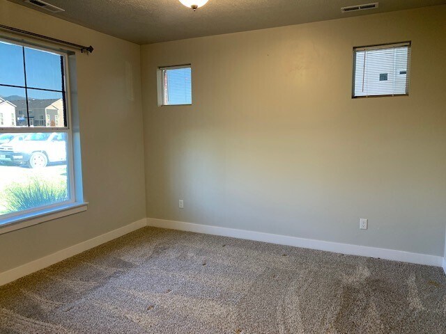 Building Photo - 582 N 360 W