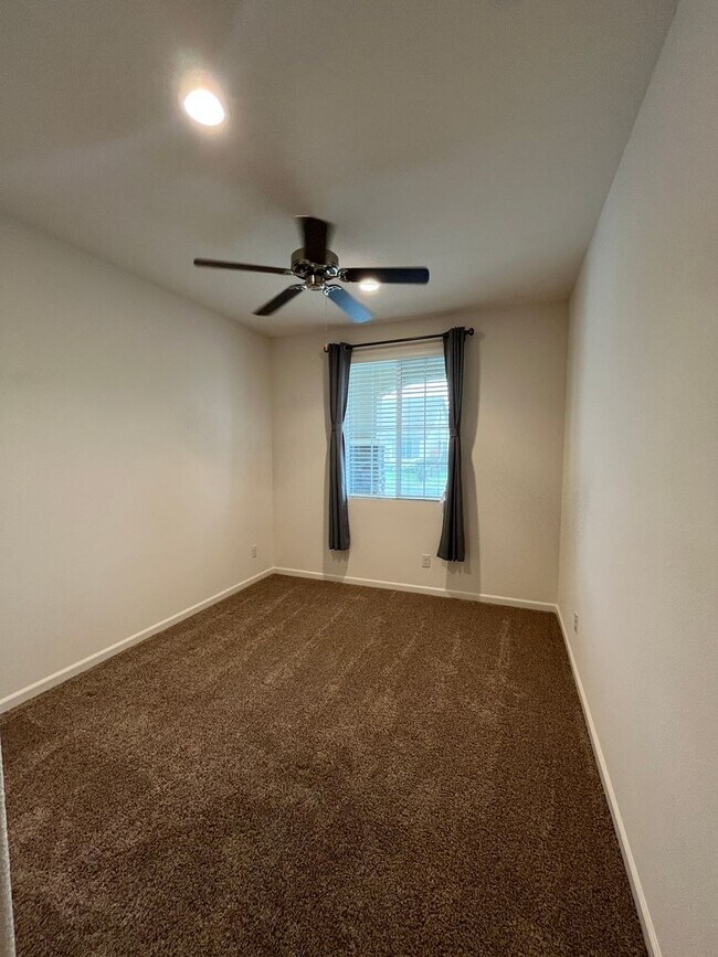 Foto del edificio - 4 Bedroom home! Coming soon NW Visalia!