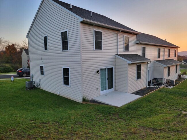 Building Photo - 260 Wildflower Dr