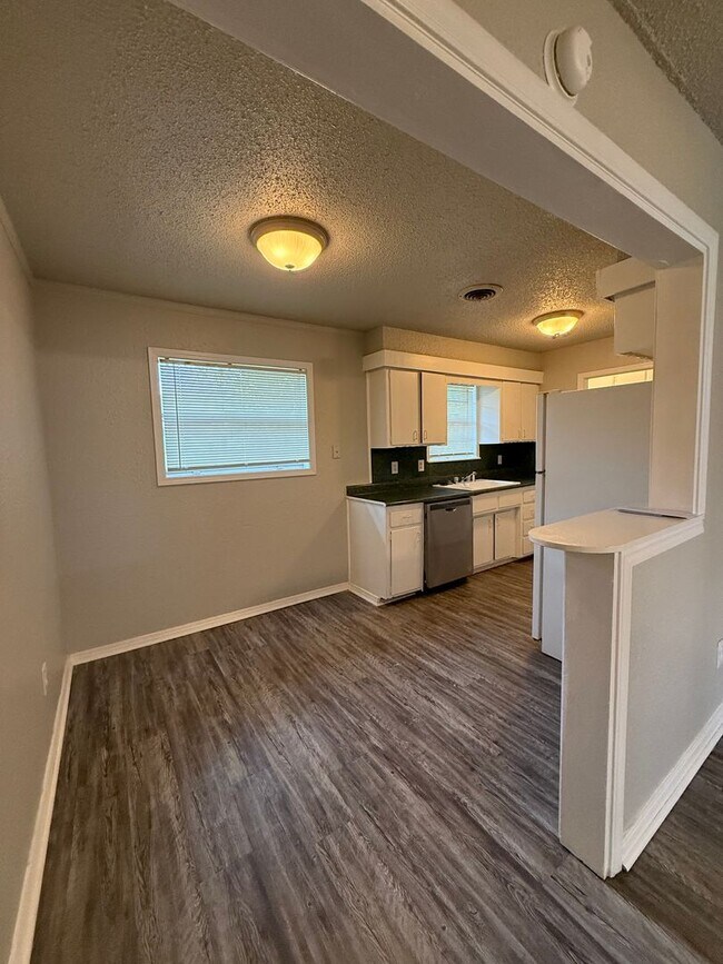 Foto del edificio - 3 bed, 1 & 1/2 bath home in North Norman