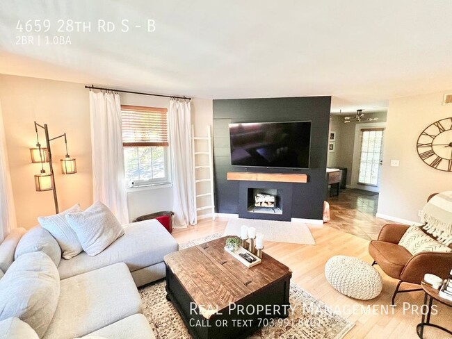 Building Photo - Stunning Shirlington Corner Unit With Priv...