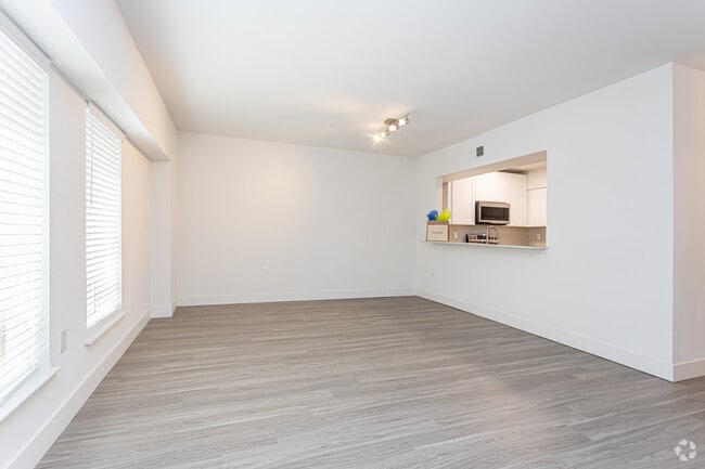 1BR, 1.5BA - 737SF - 1643 Josephine