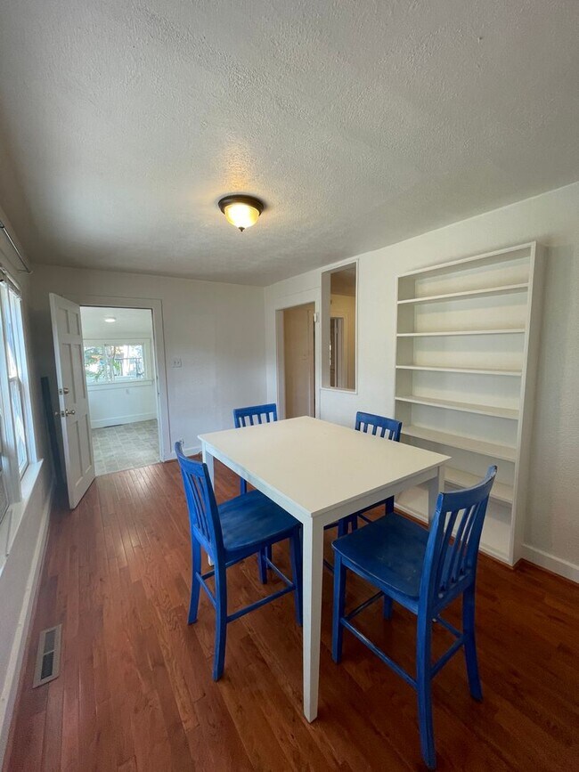 Building Photo - 2B/1B in Goss Grove!