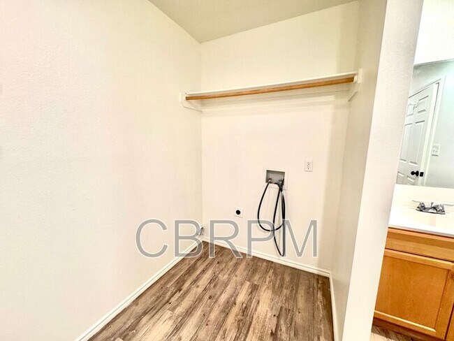 Foto del edificio - 2117 E Broadway