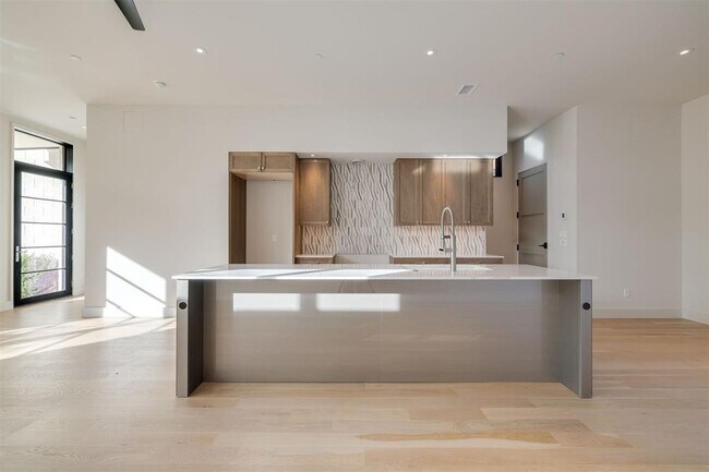 Foto del edificio - 1303 N Dewey Ave