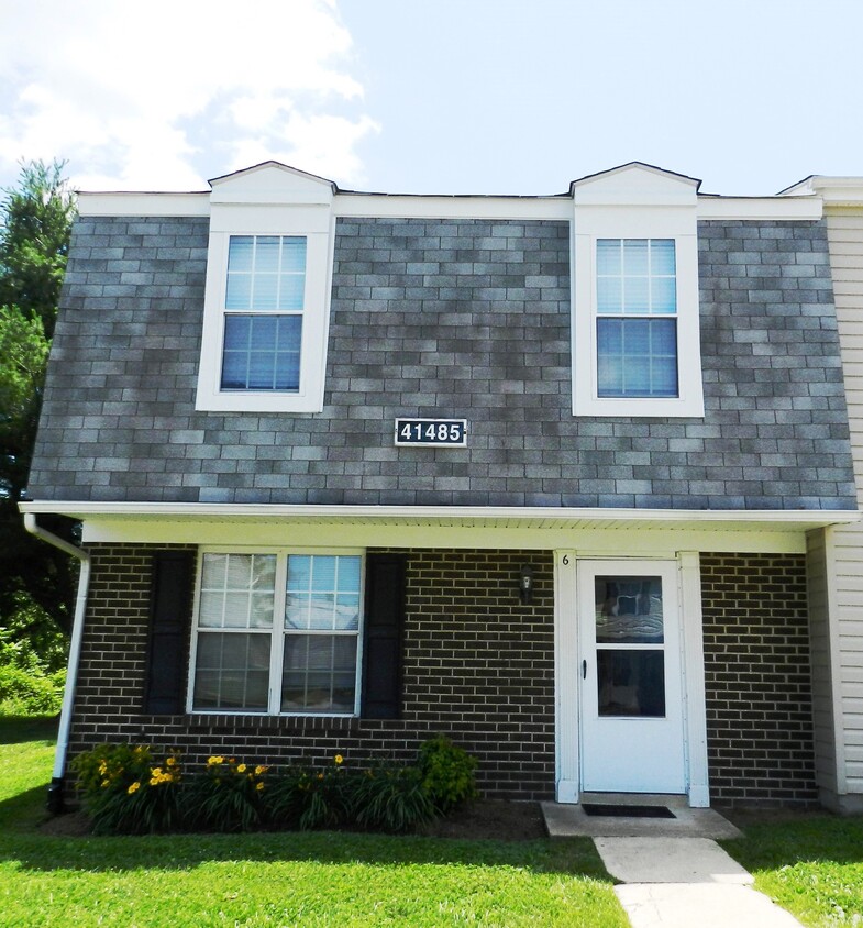 Building Photo - 22805 Goddard Ct