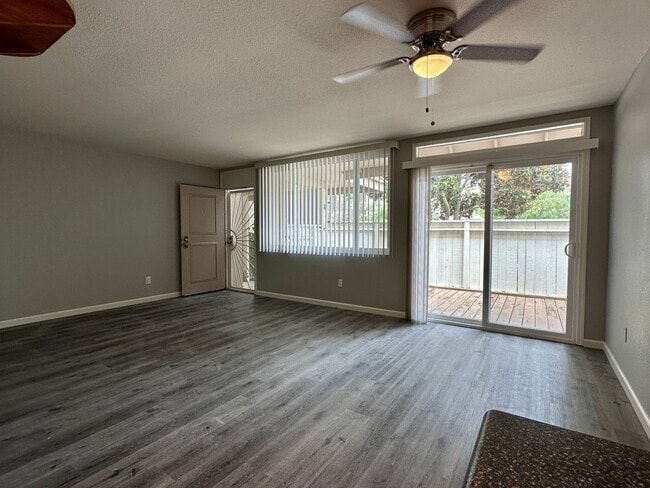 Foto del edificio - Beautiful 3 Bedroom 2 Bath Condo in Point Loma w/Three Private Patios