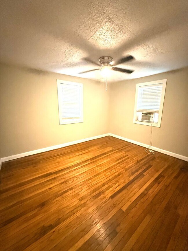 Foto del edificio - ** 1 Bed 1 Bath located In Capitol Heights...