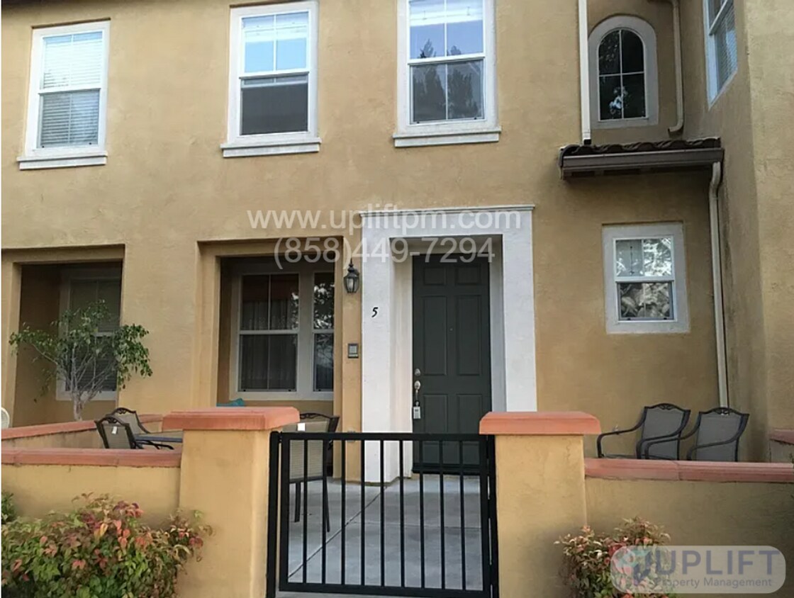 Foto principal - 2 Bed, 3 Bath Townhome Near Parks, Shoppin...