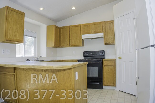 Building Photo - 3 Bedroom Duplex in Caldwell