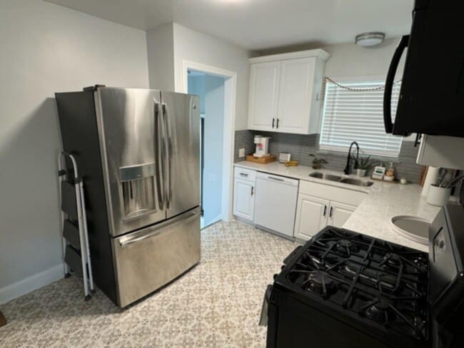Kitchen - 2659 Northwood Ave