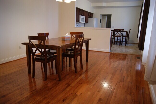 Foto del edificio - 3BR/1.5BA Beautiful Townhome in East Monum...