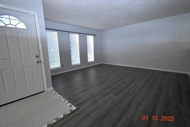 Building Photo - 10506 Sagerock Dr
