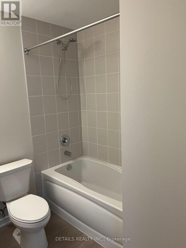 Photo du bâtiment - 1350 Hemlock Rd