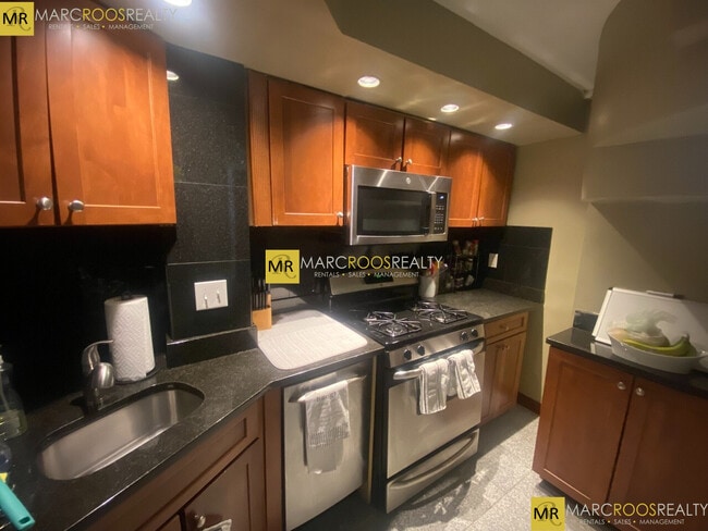 Building Photo - 119 Beacon St