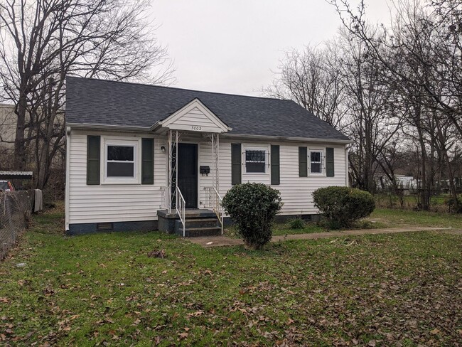 Building Photo - Remodeled, New Kitchen, Real Hardwood!