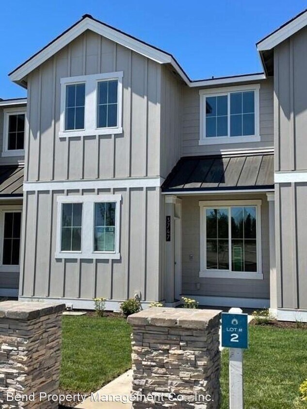 3 br, 2.5 bath House 3007 NE Red Jasper Pl. House Rental in Bend